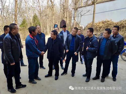 市龍江集團(tuán)在文縣橋頭鎮(zhèn)安子坡村開展“解難題、辦實(shí)事、送溫暖”活動