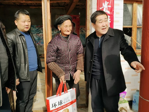市龍江集團(tuán)在文縣橋頭鎮(zhèn)安子坡村開展“解難題、辦實(shí)事、送溫暖”活動