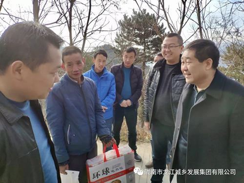 市龍江集團(tuán)在文縣橋頭鎮(zhèn)安子坡村開展“解難題、辦實(shí)事、送溫暖”活動