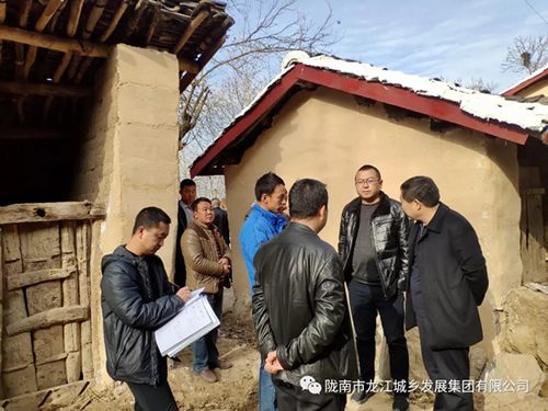 市龍江集團(tuán)在文縣橋頭鎮(zhèn)安子坡村開展“解難題、辦實(shí)事、送溫暖”活動