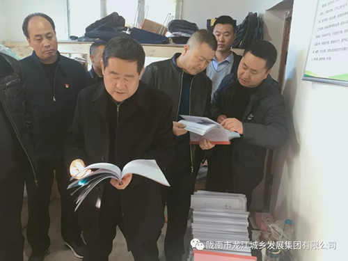 市龍江集團(tuán)在文縣橋頭鎮(zhèn)安子坡村開展“解難題、辦實(shí)事、送溫暖”活動